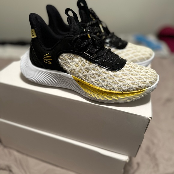 Under Armour- Curry 9- Size 11.5- Yellow and Black - Picture 4 of 5